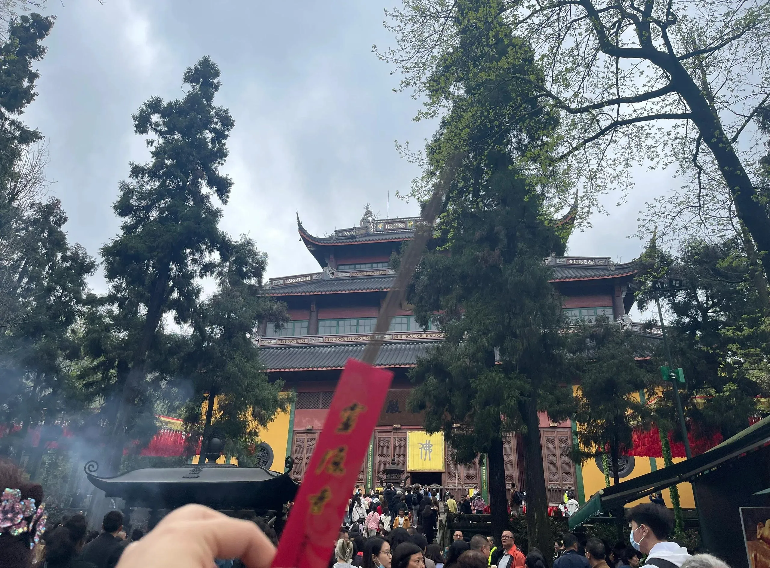 Lingyin Temple's main hall and courtyard at Hangzhou