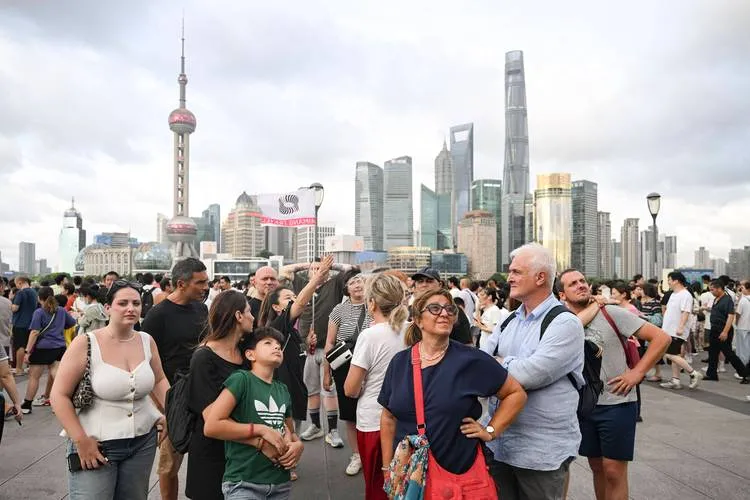 Foreign tourists visiting the Bund, Shanghai