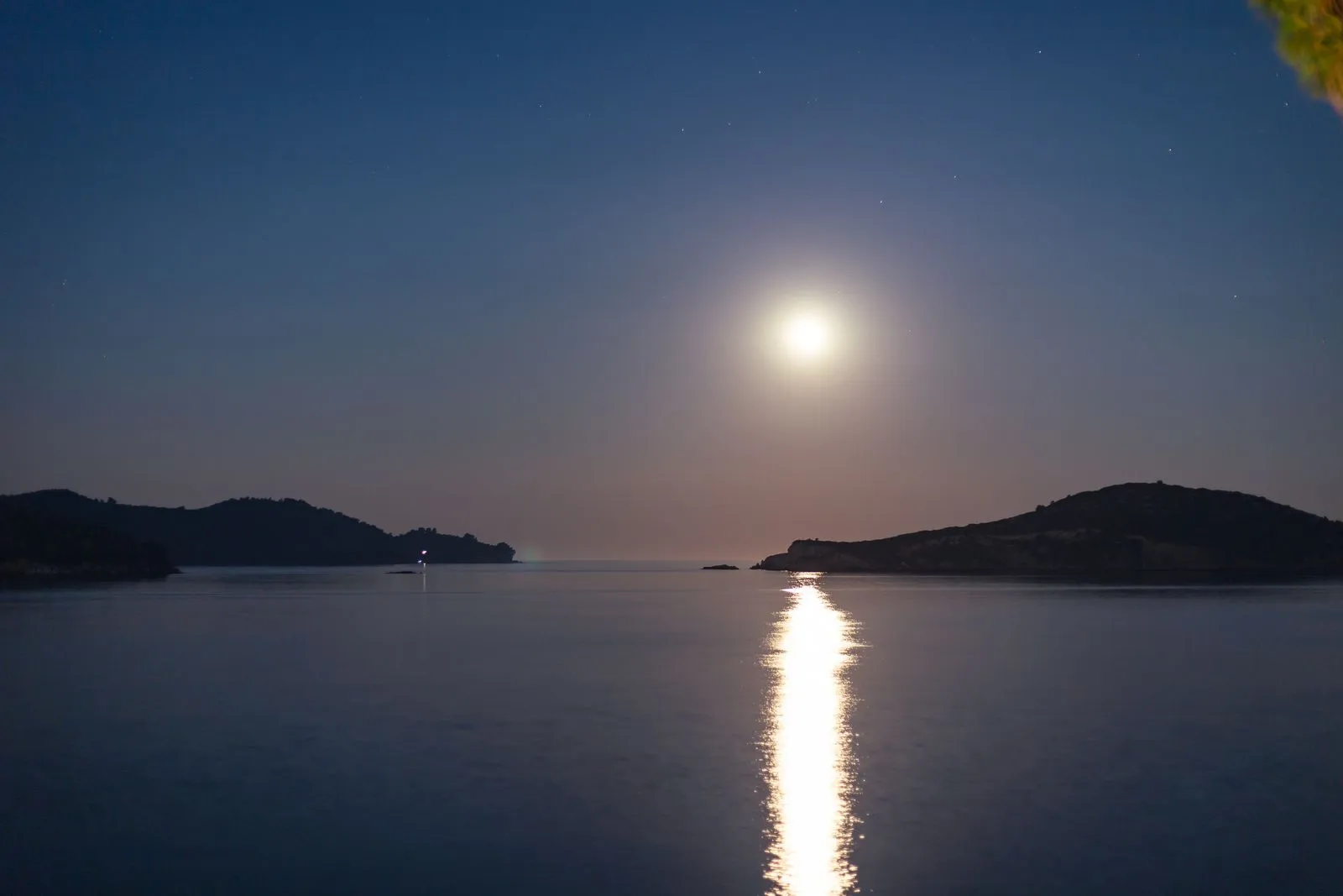 A full moon on still water