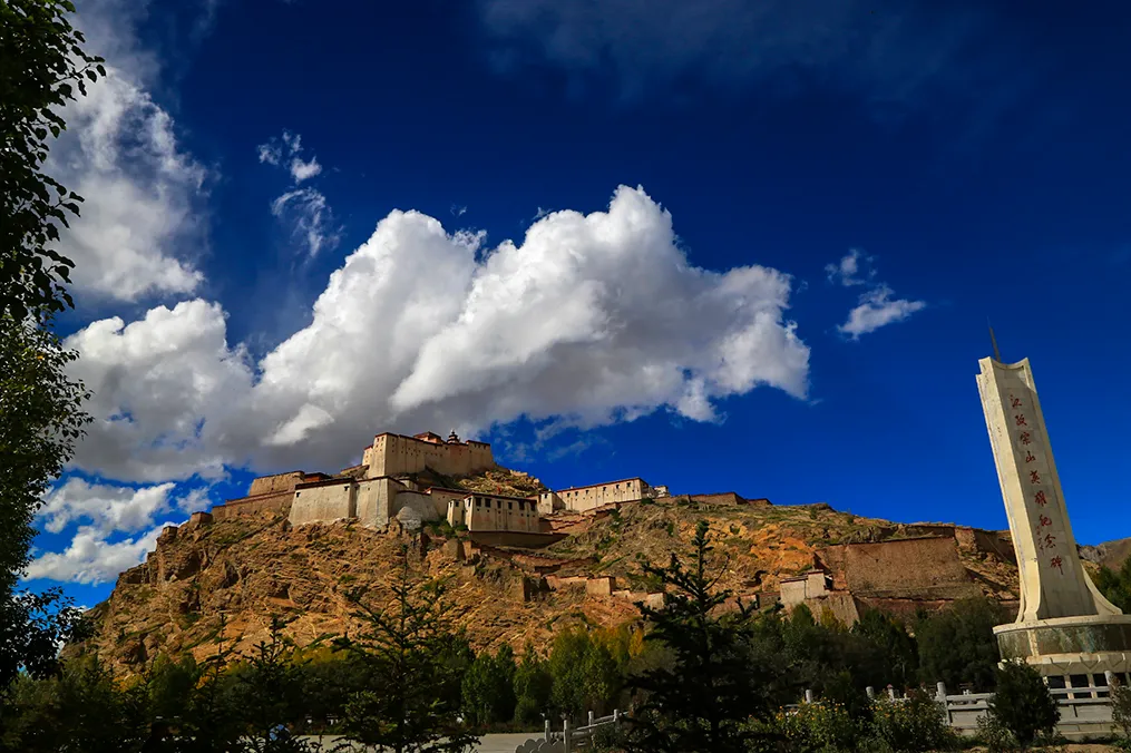 Gyantse Dzong above the town of Gyantse