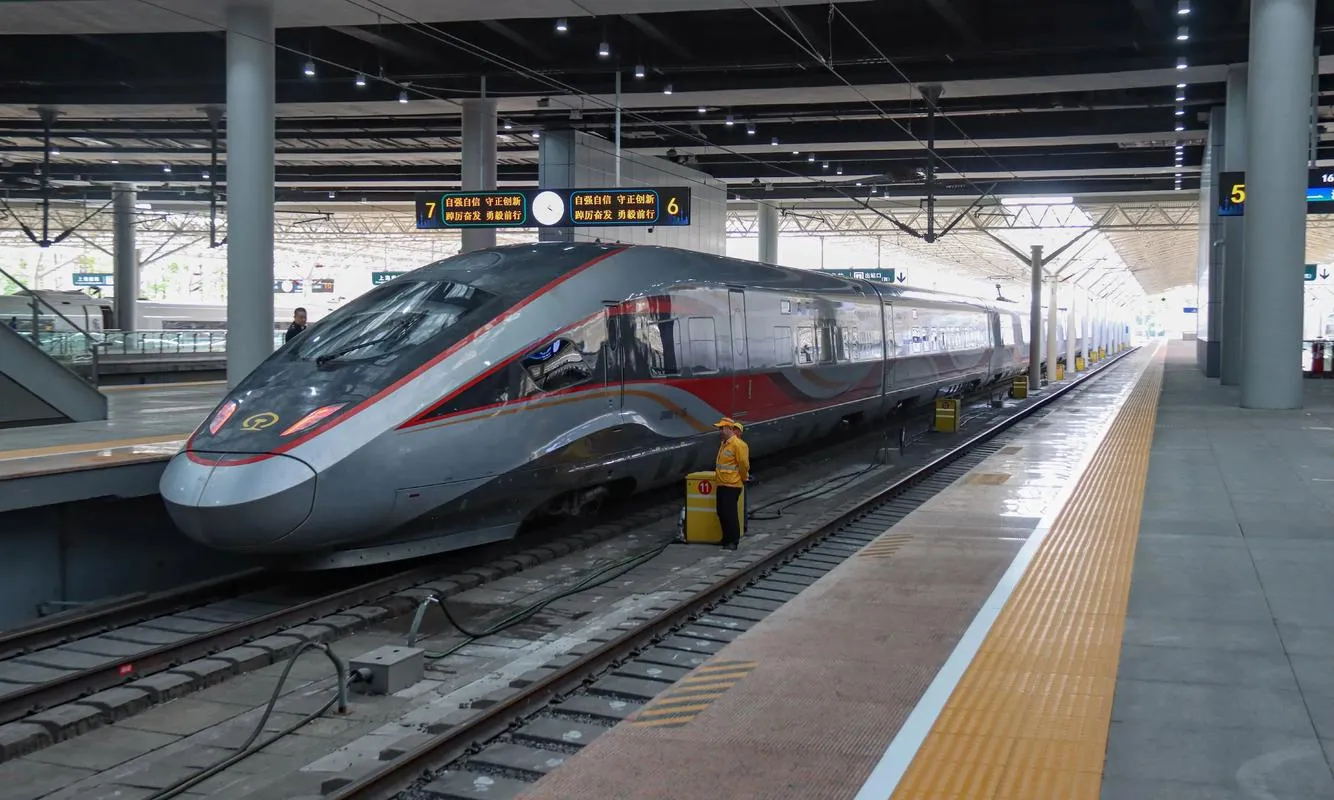 A Fuxing arrives at a high-speed rail platform