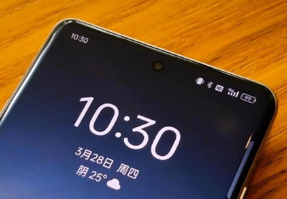 A smartphone showing 5G signal bars on a Chinese network