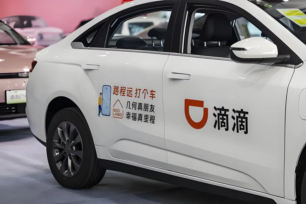 DiDi ride-hailing pickup zone at a Chinese transport hub